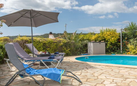 Nimes: Ciel, Nuage, Plante, L'Eau, Meubles, Bleu Azur, Ombre, Piscine, Mobilier De Jardin, Balancelle