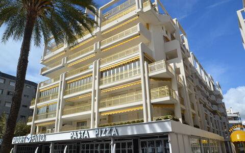 Novelty 5: L'Eau, Bâtiment, Plante, Ciel, Fenêtre, Design Urbain, Condominium, Bloc Tour, Loisir, Piscine
