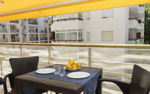 Novelty 5: Table, Meubles, Propriété, Chaise, Bâtiment, Vaisselle, Jaune, Design Intérieur, Ombre, Mobilier De Jardin