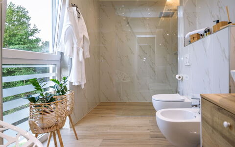 Villa Sonia: Robinet, Luminaire Plomberie, Plante, Tete De Douche, Bois, Salle De Bains, Design Intérieur, Sol, Armoire De Toilette, Sol