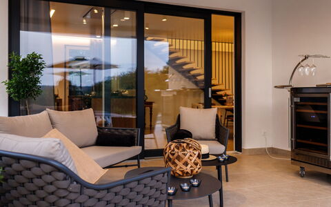 Villa Sonia: Meubles, Propriété, Plante, Cabinetry, Confort, Design Intérieur, Sol, Sol, Ombre, Bois