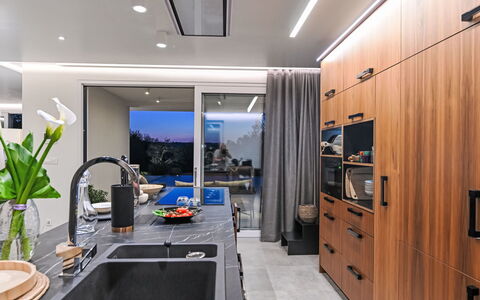 Villa Sonia: Design Intérieur, Cuisine, Meubles, Comptoir, Sol, Plafond, Bois, Luminaire, Électroménager, Appareil De Cuisine