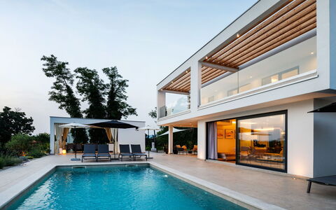 Villa Sonia: L'Eau, Ciel, Plante, Propriété, Bâtiment, Piscine, Design Intérieur, Ombre, Arbre, Zone Résidentielle