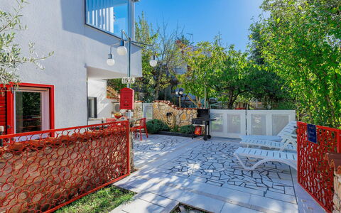 Villa Dragica: L'Eau, Bâtiment, Plante, Ciel, Fenêtre, Design Urbain, Condominium, Bloc Tour, Loisir, Piscine
