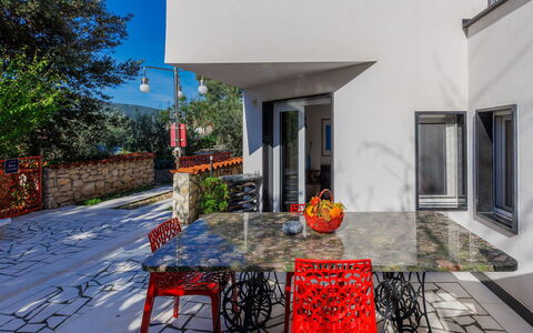 Villa Dragica: L'Eau, Bâtiment, Plante, Ciel, Fenêtre, Design Urbain, Condominium, Bloc Tour, Loisir, Piscine