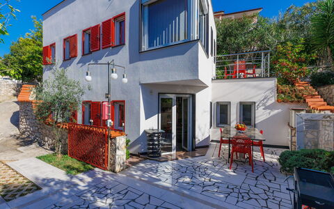 Villa Dragica: L'Eau, Bâtiment, Plante, Ciel, Fenêtre, Design Urbain, Condominium, Bloc Tour, Loisir, Piscine