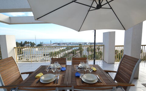 Atico Miramar: L'Eau, Plante, Ciel, Propriété, La Nature, Bleu Azur, Piscine, Arbre, Végétation, Herbe