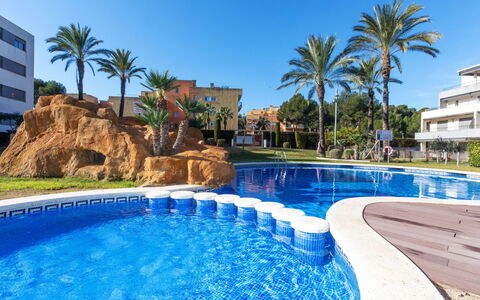 Salou 745: L'Eau, Jour, Ciel, Plante, Bâtiment, Piscine, Arbre, Bleu Azur, Bleu, Fenêtre