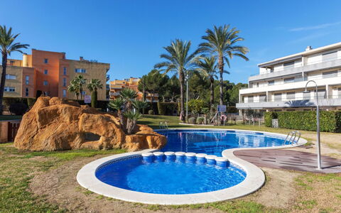 Salou 745: L'Eau, Plante, Ciel, Bâtiment, Jour, Propriété, Bleu Azur, Arbre, Arecales, Loisir