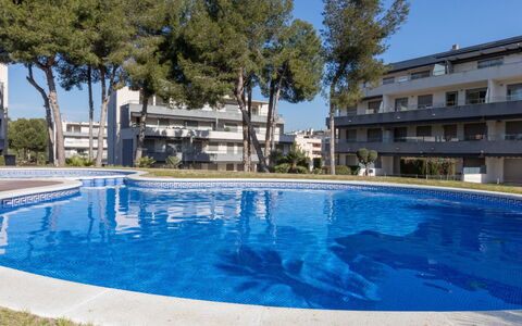 Salou 745: L'Eau, Plante, Bâtiment, Ciel, Piscine, Bleu Azur, Arbre, Fenêtre, Maison, Condominium