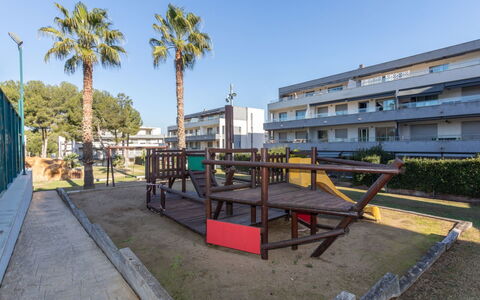 Salou 745: Ciel, Plante, Bâtiment, Arbre, Surface De La Route, Ombre, Design Urbain, Asphalte, Zone Résidentielle, Maison