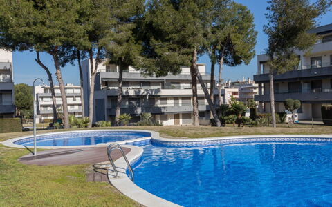 Salou 745: L'Eau, Bâtiment, Plante, Propriété, Ciel, Fenêtre, Piscine, Arbre, Ombre, Architecture