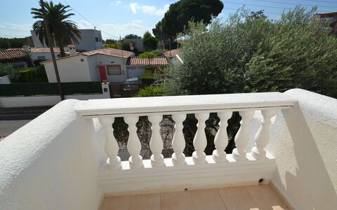 Raquel: L'Eau, Plante, Ciel, Propriété, La Nature, Bleu Azur, Piscine, Arbre, Végétation, Herbe