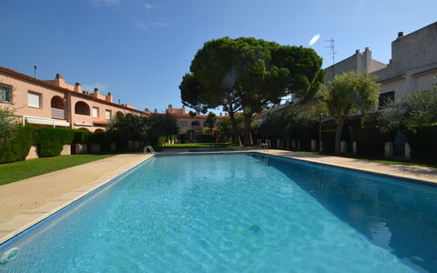 Raquel: L'Eau, Plante, Ciel, Propriété, La Nature, Bleu Azur, Piscine, Arbre, Végétation, Herbe