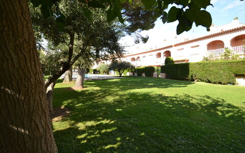 Raquel: L'Eau, Plante, Ciel, Propriété, La Nature, Bleu Azur, Piscine, Arbre, Végétation, Herbe