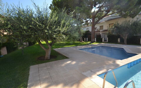 Raquel: L'Eau, Plante, Ciel, Propriété, La Nature, Bleu Azur, Piscine, Arbre, Végétation, Herbe