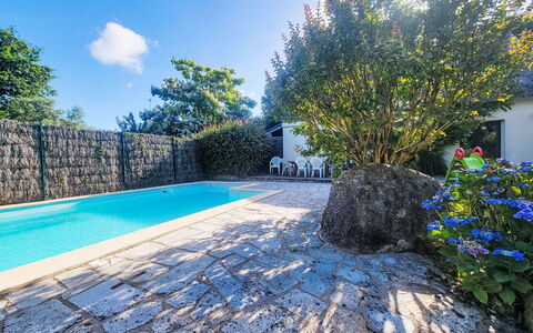 Kergrim: Plante, L'Eau, Ciel, Propriété, Piscine, Nuage, Bleu Azur, Paysage Naturel, Lumière Du Soleil, Fleur