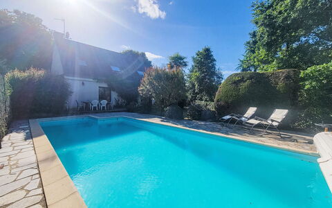 Kergrim: L'Eau, Ciel, Plante, Propriété, Piscine, Nuage, Bleu Azur, Bâtiment, Rectangle, Arbre