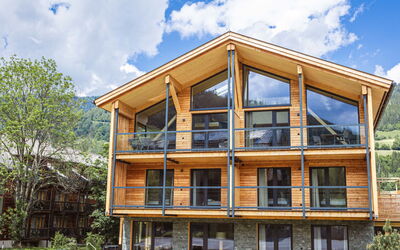 Penthouse # 1C mit Sauna&Außenbadewanne 180.9: Ciel, Bâtiment, Propriété, Table, Meubles, Nuage, Montagne, Design Intérieur, Mobilier De Jardin, Bois