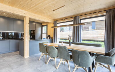 #5B mit Sauna & Pool 180.6: Meubles, Table, Chaise, Bois, Fenêtre, Salon, Sol, Bâtiment, Ombre, Sol