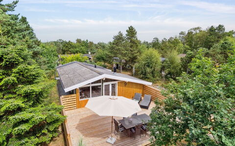 Roir - 250M from the Sea: Maison, Chalet, Toit, Batiments Jardin, Ombre, Cabanon, Arrière-Cour, Mobilier De Jardin, Cour, Pelouse