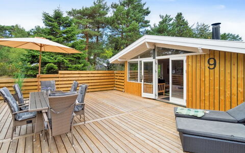 Roir - 250M from the Sea: Maison, Chalet, Toit, Batiments Jardin, Ombre, Cabanon, Arrière-Cour, Mobilier De Jardin, Cour, Pelouse