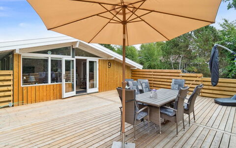 Roir - 250M from the Sea: Maison, Chalet, Toit, Batiments Jardin, Ombre, Cabanon, Arrière-Cour, Mobilier De Jardin, Cour, Pelouse