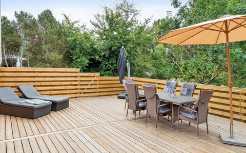 Roir - 250M from the Sea: Maison, Chalet, Toit, Batiments Jardin, Ombre, Cabanon, Arrière-Cour, Mobilier De Jardin, Cour, Pelouse