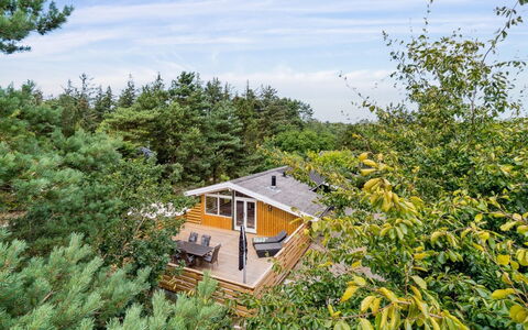 Roir - 250M from the Sea: Maison, Chalet, Toit, Batiments Jardin, Ombre, Cabanon, Arrière-Cour, Mobilier De Jardin, Cour, Pelouse