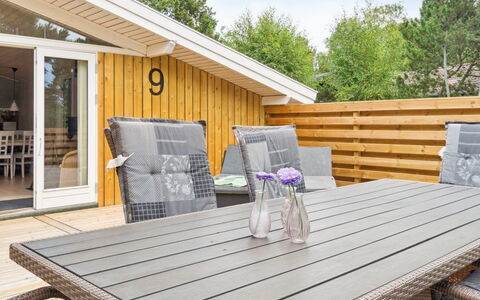 Roir - 250M from the Sea: Maison, Chalet, Toit, Batiments Jardin, Ombre, Cabanon, Arrière-Cour, Mobilier De Jardin, Cour, Pelouse