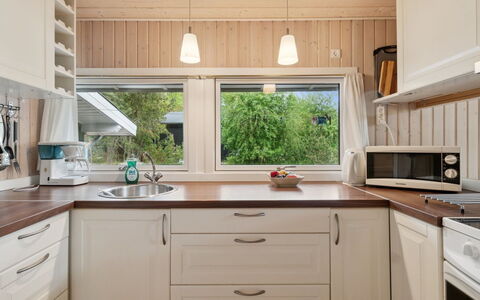 Roir - 250M from the Sea: Design Intérieur, Comptoir, Bois, Sol, Cuisine, Cabinetry, Meubles, Plafond, Sol, Éclairage