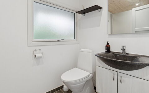 Roir - 250M from the Sea: Luminaire Plomberie, Évier, Salle De Bains, Siège De Toilette, Lavabo, Sol, Toilette, Sol, Design Intérieur, Robinet