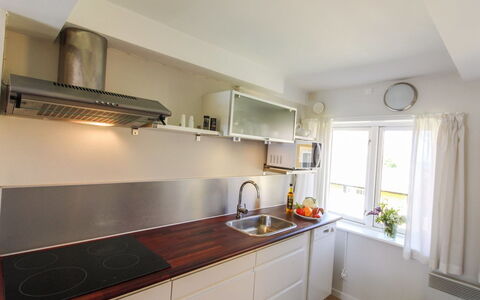 Thyrne - 500M from the Sea: Appareil De Cuisine, Cuisine, Comptoir, Principaux Appliance, Design Intérieur, Sol, Cuisinière, Cabinetry, Bois, Électroménager
