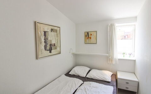 Thyrne - 500M from the Sea: Lit, Chambre, Design Intérieur, Mur, Meubles, Drap De Lit, Literie, Sol, Bois, Sol