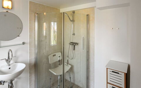 Thyrne - 500M from the Sea: Sol, Sol, Design Intérieur, Luminaire Plomberie, Mur, Salle De Bains, Lavabo, Pièce, Plafond, Évier