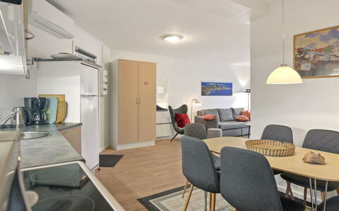 Gjuro - 50M from the Sea: Bois, Meubles, Appartement, Pièce, Plafond, Tache De Bois, Chaise, Dur, Vernis, Lumber
