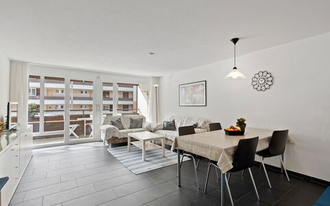 Nr.05 Haus Sursilvana: Table, Meubles, Plante, Chaise, Bois, Design Intérieur, Bâtiment, Sol, Plante D'Appartement, Sol