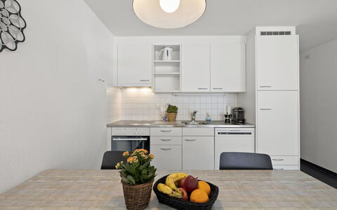 Nr.05 Haus Sursilvana: Propriété, Cabinetry, Plante, Blanc, Plante D'Appartement, Design Intérieur, Bâtiment, Architecture, Pot De Fleur