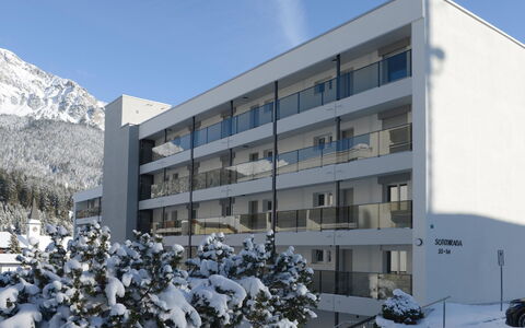 Nr.43 Haus Sotmirana: Bâtiment, Ciel, Jour, Propriété, Neige, Fenêtre, Plante, Arbre, Design Urbain, Nuage