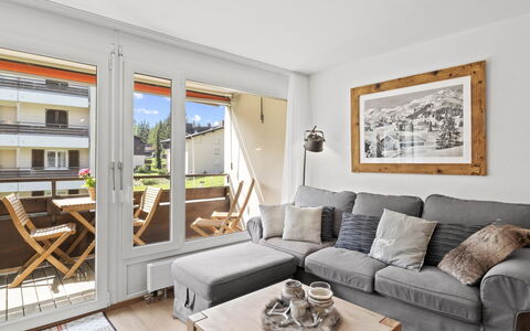 Nr.43 Haus Sotmirana: Table, Canapé, Propriété, Meubles, Design Intérieur, Salon, Bois, Sol, Ombre, Fenêtre