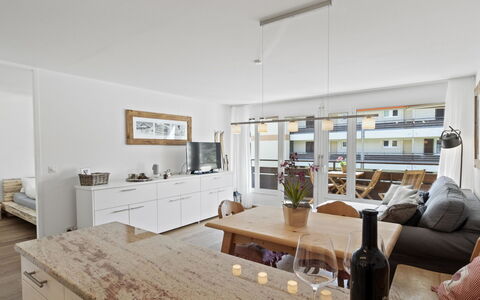 Nr.43 Haus Sotmirana: Propriété, Meubles, Cabinetry, Table, Comptoir, Bois, Canapé, Sol, Design Intérieur, Sol