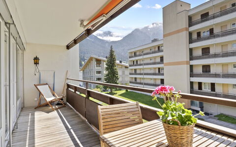 Nr.43 Haus Sotmirana: Plante, Bâtiment, Ciel, Pot De Fleur, Nuage, Fleur, Bois, Design Intérieur, Ombre, Plante D'Appartement
