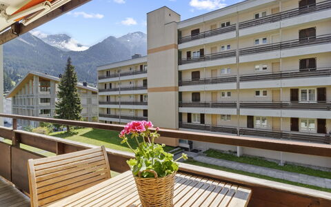 Nr.43 Haus Sotmirana: Bâtiment, Ciel, Plante, Nuage, Propriété, Fleur, Fenêtre, Pot De Fleur, Design Intérieur, Mobilier De Jardin