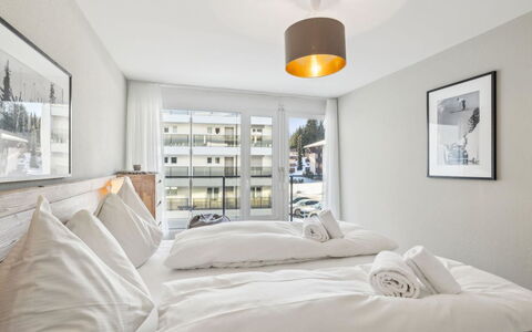 Nr.43 Haus Sotmirana: Bois, Design Intérieur, Appartement, Domicile, Meubles, Chambre, Lit, Plafond, Literie, Oreiller