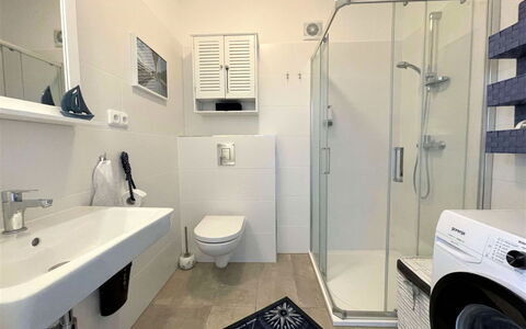 Frymburk 11: Propriété, Luminaire Plomberie, Bâtiment, Salle De Bains, Évier, Design Intérieur, Sol, Sol, Ligne