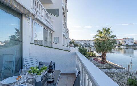 Sant Maurici: Plante, Propriété, Plante D'Appartement, Bâtiment, Pot De Fleur, Éclairage, Design Intérieur, Bois, Sol, Sol