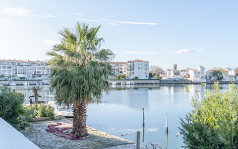 Sant Maurici: Plante, Propriété, Plante D'Appartement, Bâtiment, Pot De Fleur, Éclairage, Design Intérieur, Bois, Sol, Sol