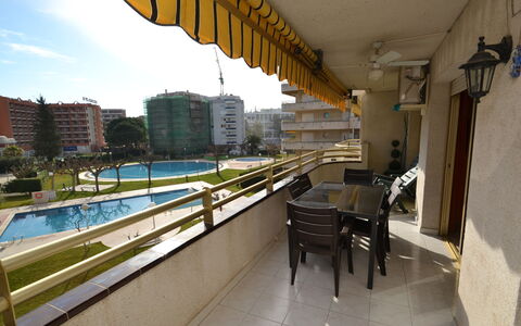Sevilla: Ciel, Bâtiment, Plante, Jaune, Ombre, Nuage, Condominium, Design Urbain, Maison, Immobilier