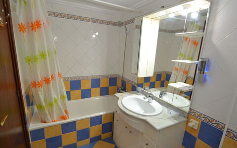 Sevilla: Évier, Propriété, Luminaire Plomberie, Lavabo, Salle De Bains, Bâtiment, Robinet, Design Intérieur, Sol