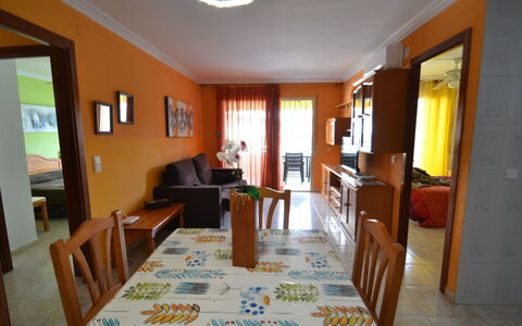 Sevilla: Cadre, Meubles, Table, Bois, Design Intérieur, Chaise, Sol, Bâtiment, Confort, Rideau